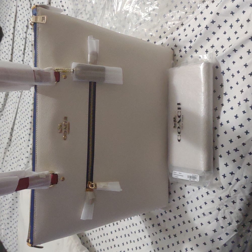 Coach Galleria Tote And Long Wallet - Picture 5 of 6